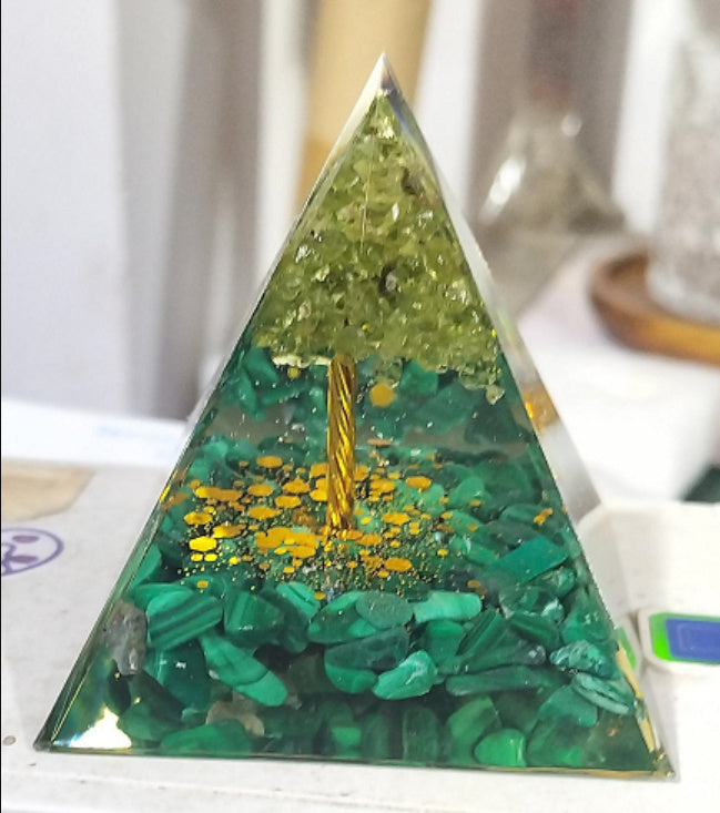 Pyramid Decoration Natural Crystal Spiritual Resin Craft